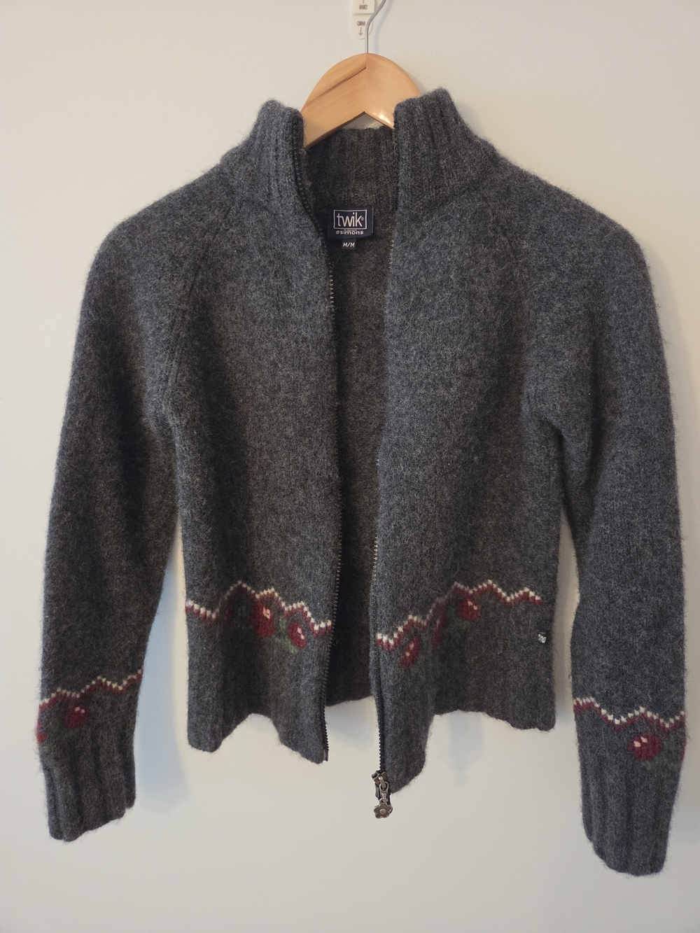 Simons 90s Charcoal Gray Zip-Front Wool Sweater with Berry Accent - Picture 7 of 10